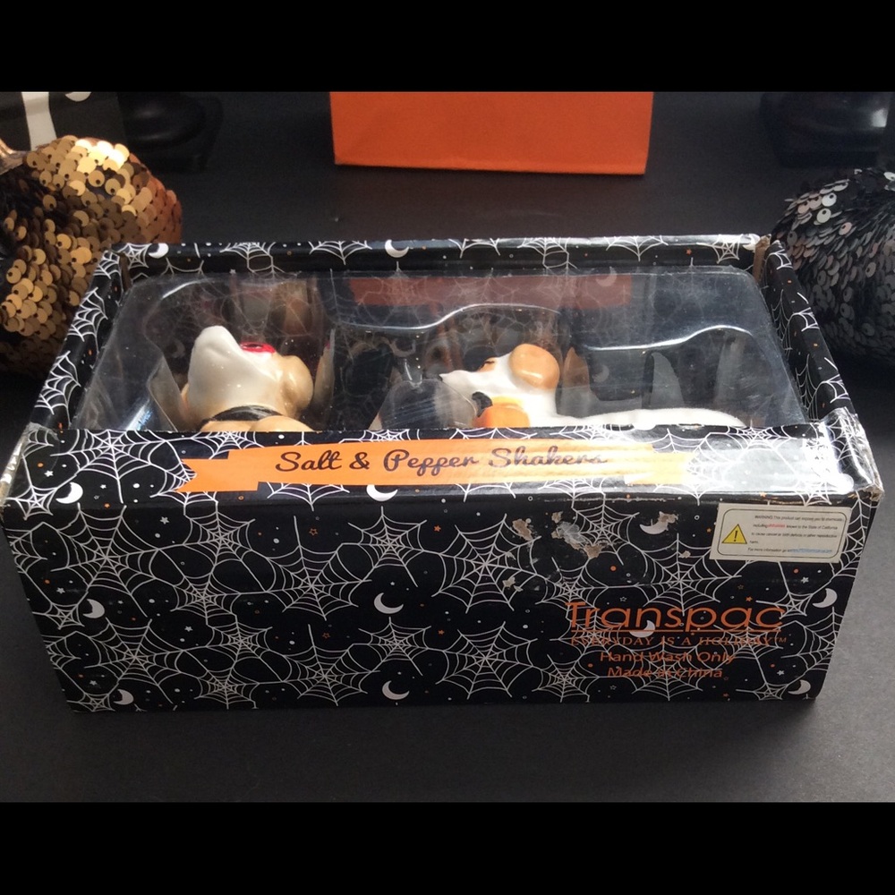 Halloween SALT AND PEPPER SHAKERS Dogs dressed up - Picture 9 of 10